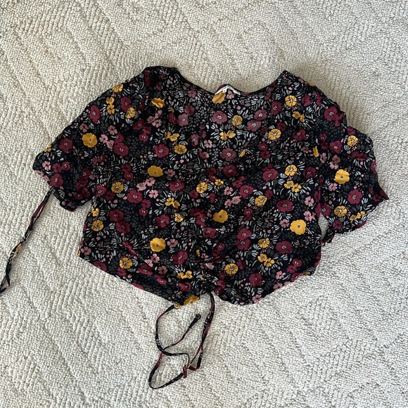 Tularosa Revolve Betty Cropped Short Sleeve Cinch Front Floral Top - Picture 2 of 4